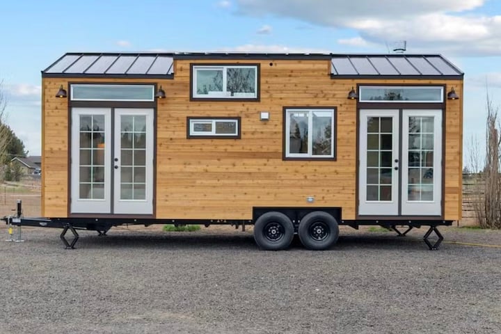 Parece mágica! Microcasa de 26 m² tem banheira e até mezanino