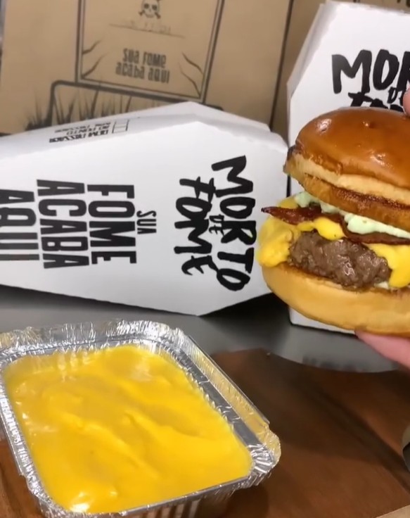 Criada em 2020 por Matheus Bittencourt em Gravataí (RS), a marca foi comprada dois anos depois por Felipe Fraga Santos, ex-cliente que viu potencial no conceito. Santos ampliou o horário de funcionamento e profissionalizou a gestão, o que fez as vendas dispararem.