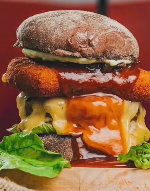 Com nomes criativos nos combos e embalagens que chamam atenção, o negócio se tornou um case de marketing inusitado. O crescimento levou à abertura de uma segunda unidade em Cachoeirinha e há previsão de expansão para Porto Alegre.