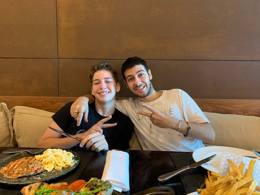 Na vida pessoal, Murilo Benício é pai de dois filhos. Antônio nasceu em 1996, fruto do relacionamento com a atriz Alessandra Negrini, e Pietro nasceu em 2005, filho dele com Giovanna Antonelli.
