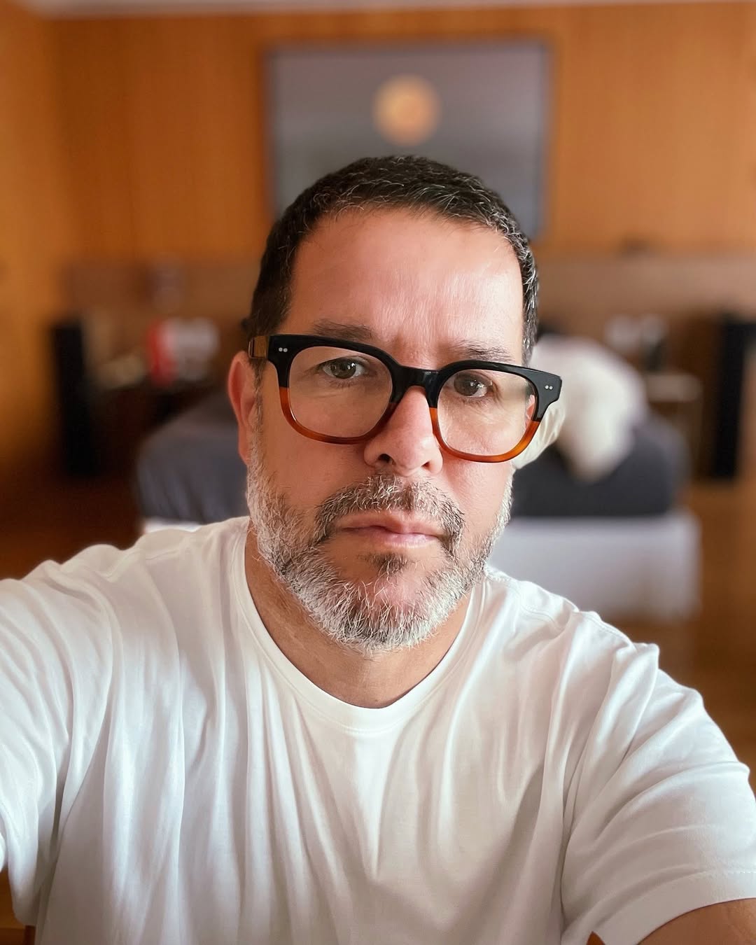 Murilo Benício Ribeiro, que nasceu no dia 13 de julho de 1971 em Niterói, Rio de Janeiro, começou a carreira na década de 1990, com participações em novelas como “Fera Ferida”, “Por Amor” e “Meu Bem Querer”.
