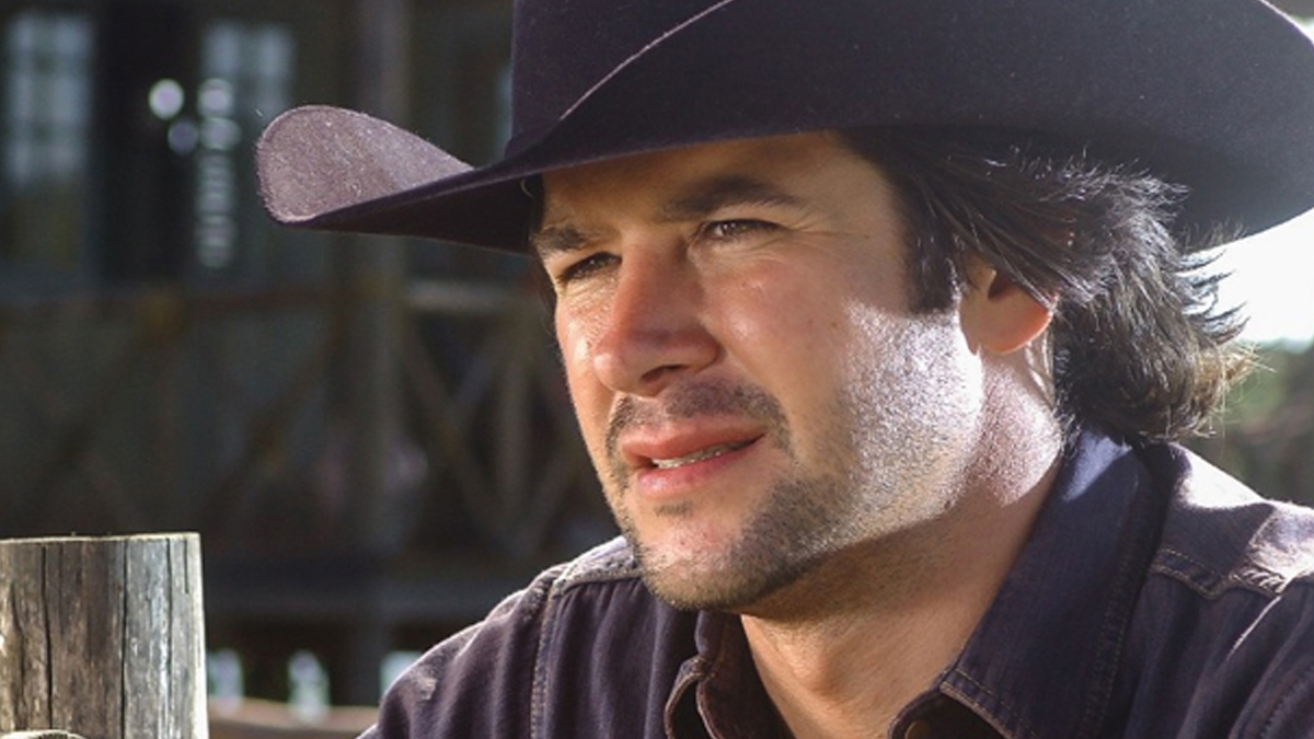 Em 2004, ele interpretou Tião em “América”, protagonizada ao lado de Deborah Secco. A novela acompanha a história de Sol e Tião, que se apaixonam, mas seguem caminhos distintos: Sol busca uma vida nos Estados Unidos por meio de imigração irregular, enquanto Tião tenta realizar o sonho de se tornar campeão de rodeios.
