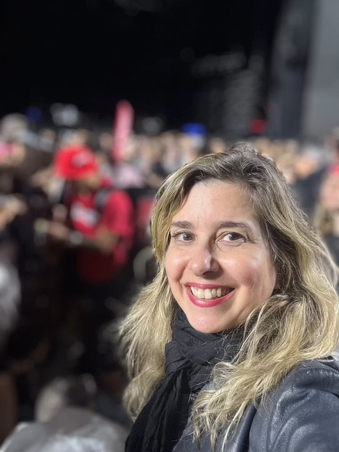 Na vida pessoal, ela vive um relacionamento discreto com o jornalista Cosme Rímoli, assumido publicamente em 2025. Eles se conheceram na RecordTV e mantiveram uma amizade por anos antes de iniciar o namoro em 2023.
