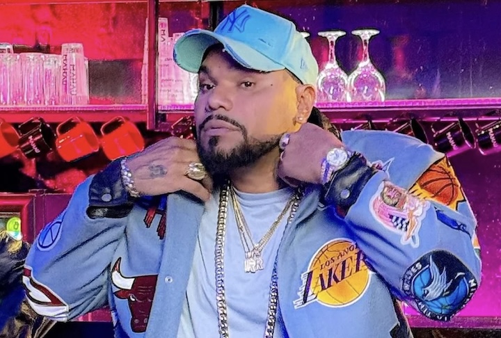 Naldo Benny – O cantor foi detido em 2017 por porte ilegal de arma após ser denunciado por agressão contra a então esposa, Ellen Cardoso.