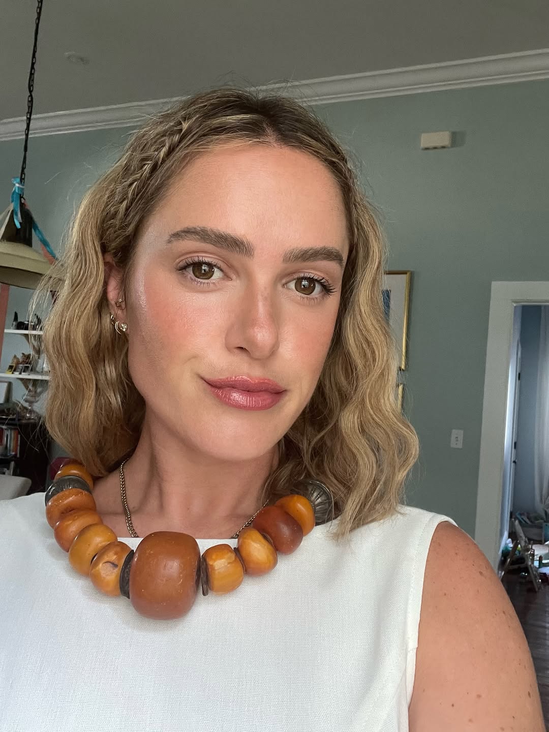 A designer de figurinos Natalie Tippett, identificada como a mulher citada na canção “Madeline”, falou brevemente à imprensa: “Claro que ouvi a música. Mas eu tenho uma família e coisas a proteger. Tenho uma filha de dois anos e meio. É um pouco assustador para mim.”