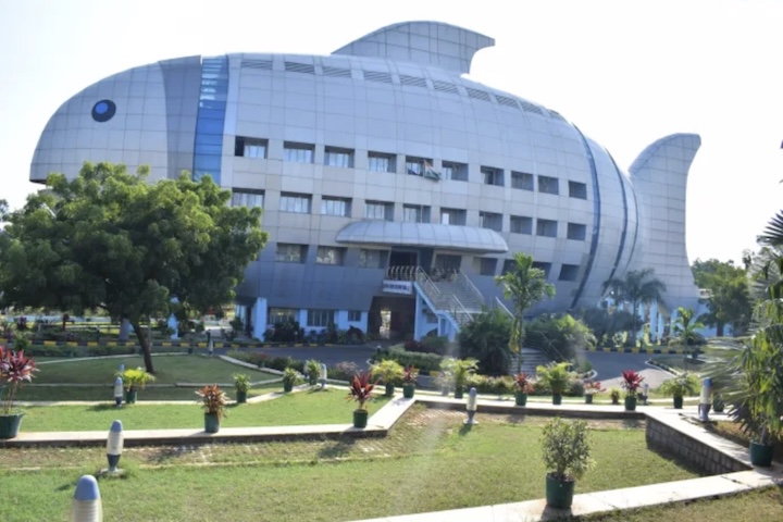 National Fisheries Development Board (Telangana, Índia): O chamado “edifício-peixe” é na verdade sede da Junta de Pesca da Índia. A barbatana serve de marquise e os olhos funcionam como janelas do prédio. 