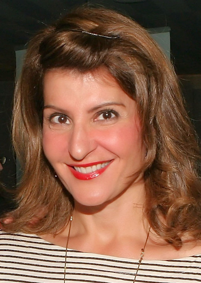 <p>Nia Vardalos – Nascida em Winnipeg, Canadá, em 24/9/1962, tem ascendência grega por ambos os pais, ligados a famílias que migraram do país mediterrâneo. Suas origens helênicas são amplamente registradas.</p>
