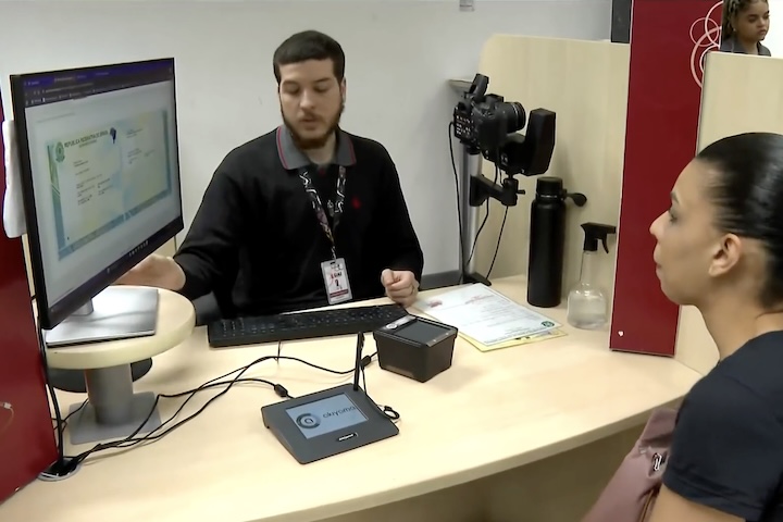 Para solicitar, é necessário realizar o agendamento nos Institutos de Identificação estaduais ou do Distrito Federal, utilizando os sites oficiais de cada unidade.