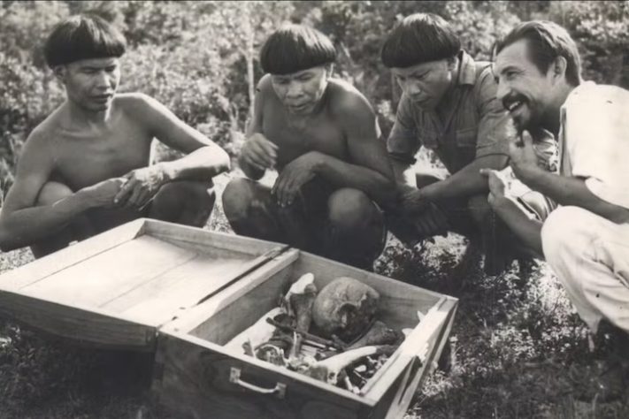 Orlando Villas-Bôas com indígenas e a suposta ossada de Fawcett — Wikimedia Commons