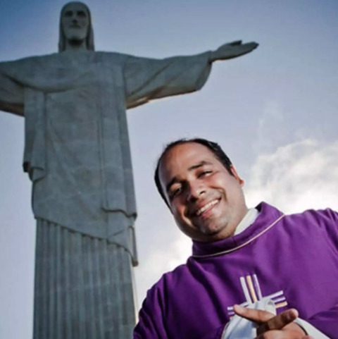 Padre Omar, reitor do santuÃ¡rio, darÃ¡ graÃ§as na nova sala por sua recuperaÃ§Ã£o apÃ³s um grave acidente de carro na Venezuela, em julho, que resultou na fratura de oito costelas. Ele afirma que colocarÃ¡ fotos que representam sua trajetÃ³ria de cura. A iniciativa, portanto, reforÃ§a o papel espiritual do local.