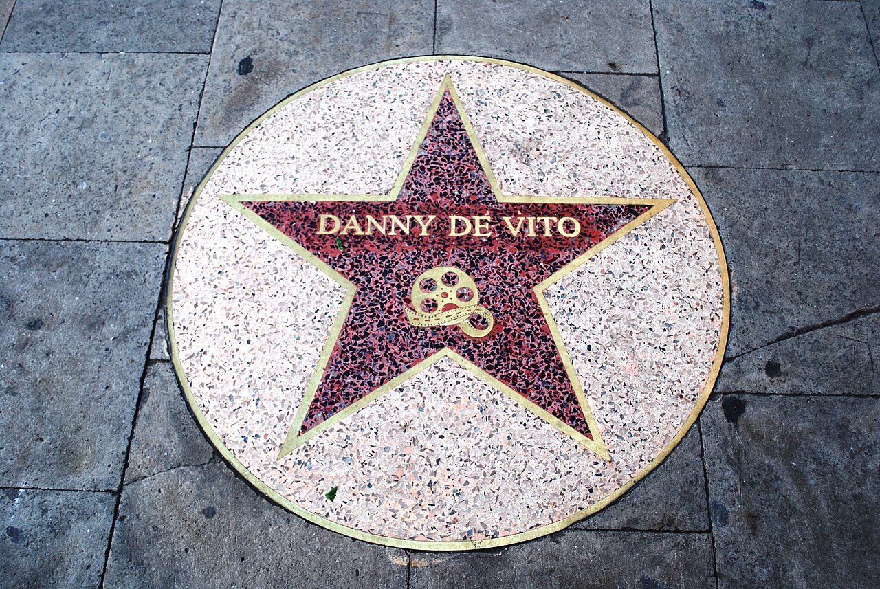 Danny DeVito foi homenageado com uma estrela na Calçada da Fama de Hollywood em 18 de agosto de 2011, reconhecimento pelo conjunto de sua carreira e contribuições à indústria do entretenimento.
