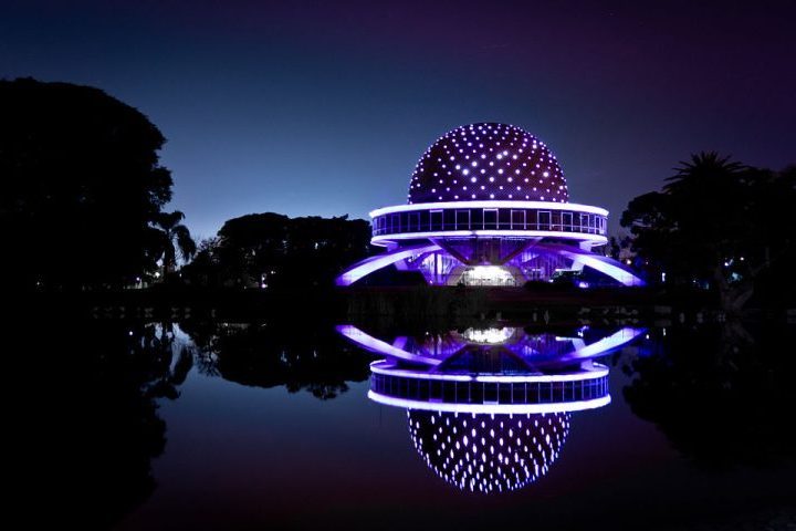 O bairro também abriga o Planetário Galileo Galilei, com sua icônica cúpula iluminada, e o Jardim Botânico Carlos Thays, um oásis verde com estufas históricas e esculturas espalhadas pelos caminhos.