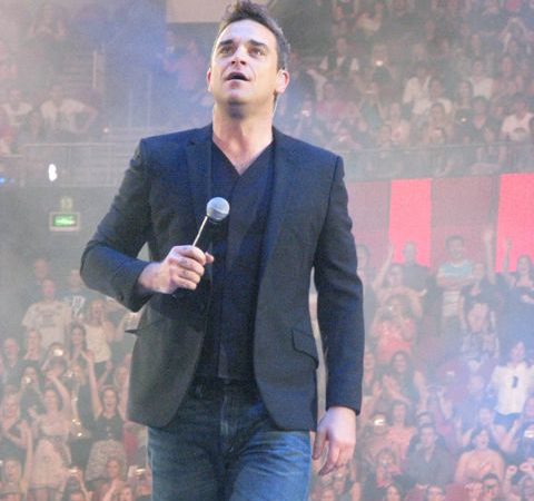 Robbie Williams relaciona problema de visão ao uso de remédios para emagrecer