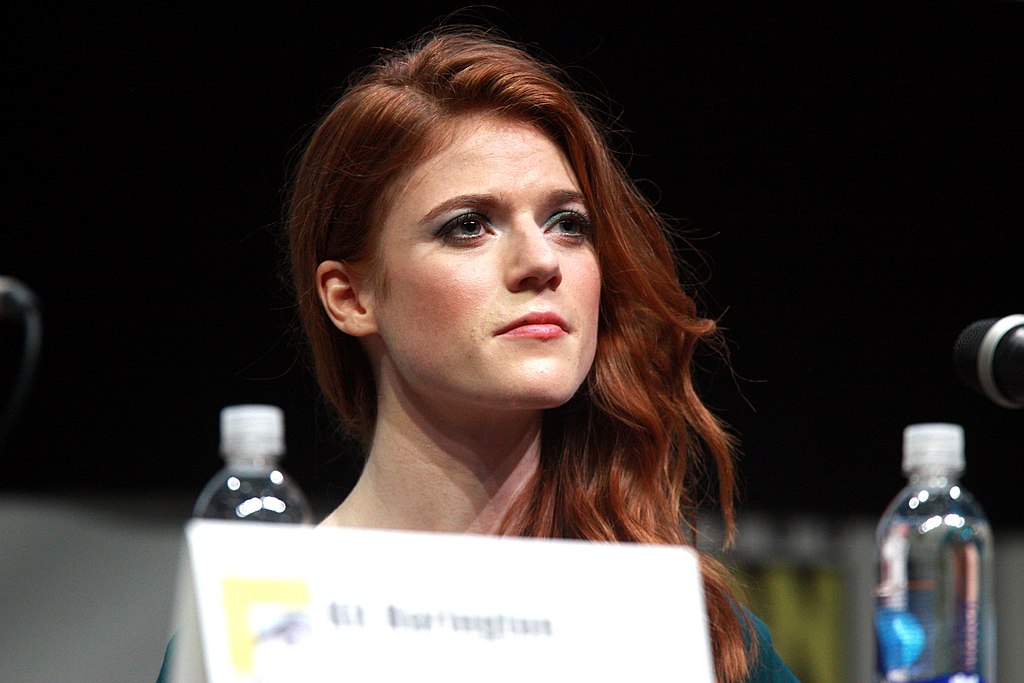 Rose Leslie – nascida em 9 de fevereiro de 1987, em Aberdeen, Escócia, é famosa por suas atuações em séries como 