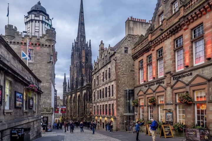Entre os locais utilizados estão Royal Mile, Giles Street, High Street, todos na Escócia. 
