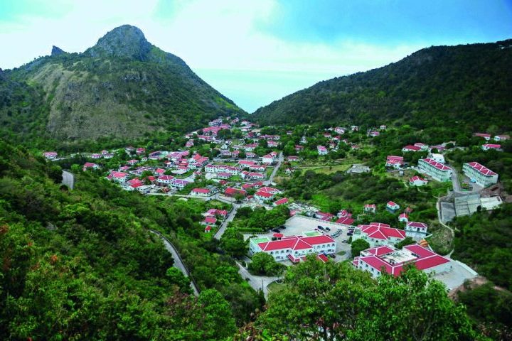 A ilha é conhecida por suas fortes brisas, seu relevo montanhoso e foco no ecoturismo sustentável. 
