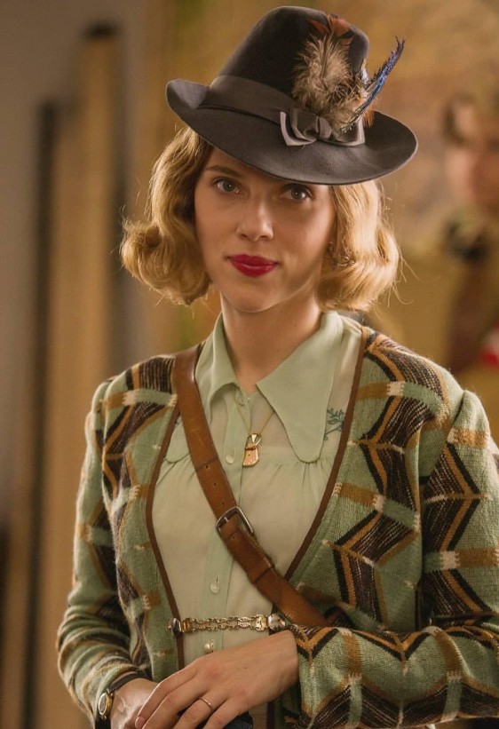 Em “Jojo Rabbit”, ela interpreta Rosie em uma história que retrata a relação entre um menino e sua mãe enquanto ambos vivem sob um regime totalitário.
