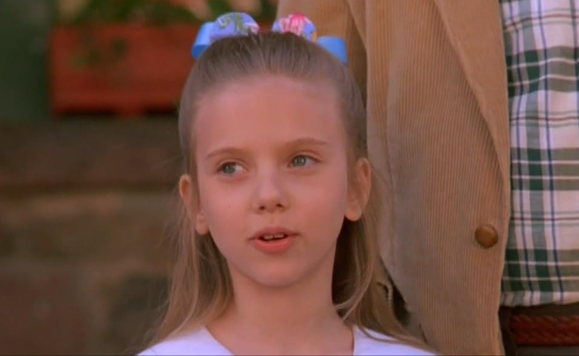 Scarlett Ingrid Johansson nasceu em 22 de novembro de 1984, em Manhattan, Nova Iorque. Sua estreia no cinema ocorreu em 1994, no filme “Anjo da Guarda”, e até o final da década de 1990 ela participou de um longa por ano.
