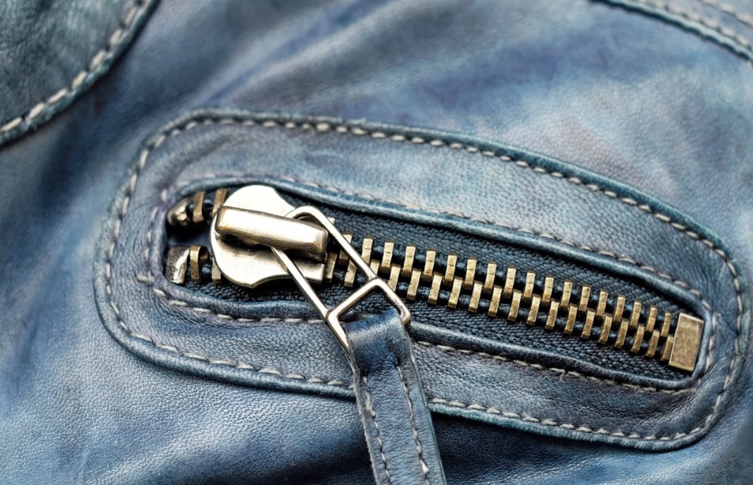 Em malas de viagem, por exemplo, o zíper permite abrir e fechar compartimentos com facilidade, além de possibilitar o uso de cadeados específicos.