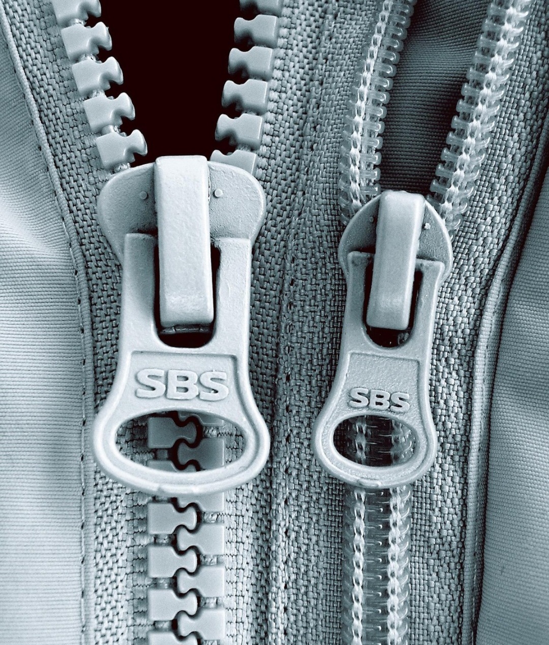 Apesar do tamanho pequeno, ele revolucionou a forma como as pessoas se vestem e transportam objetos no dia a dia, tornando tudo mais prático, seguro e rápido. 