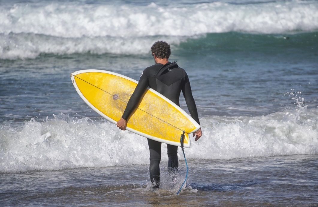 “Quando a recuperei, todos os meus colegas de surfe ficaram muito animados. Parecia que a prancha tinha uma história incrível por trás”, lembrou.