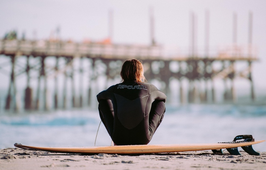 Dessa forma, os polinésios levaram o surfe para o Havaí, onde o esporte se tornou ainda mais difundido e a escolha da madeira e os rituais para moldar as pranchas eram vitais.