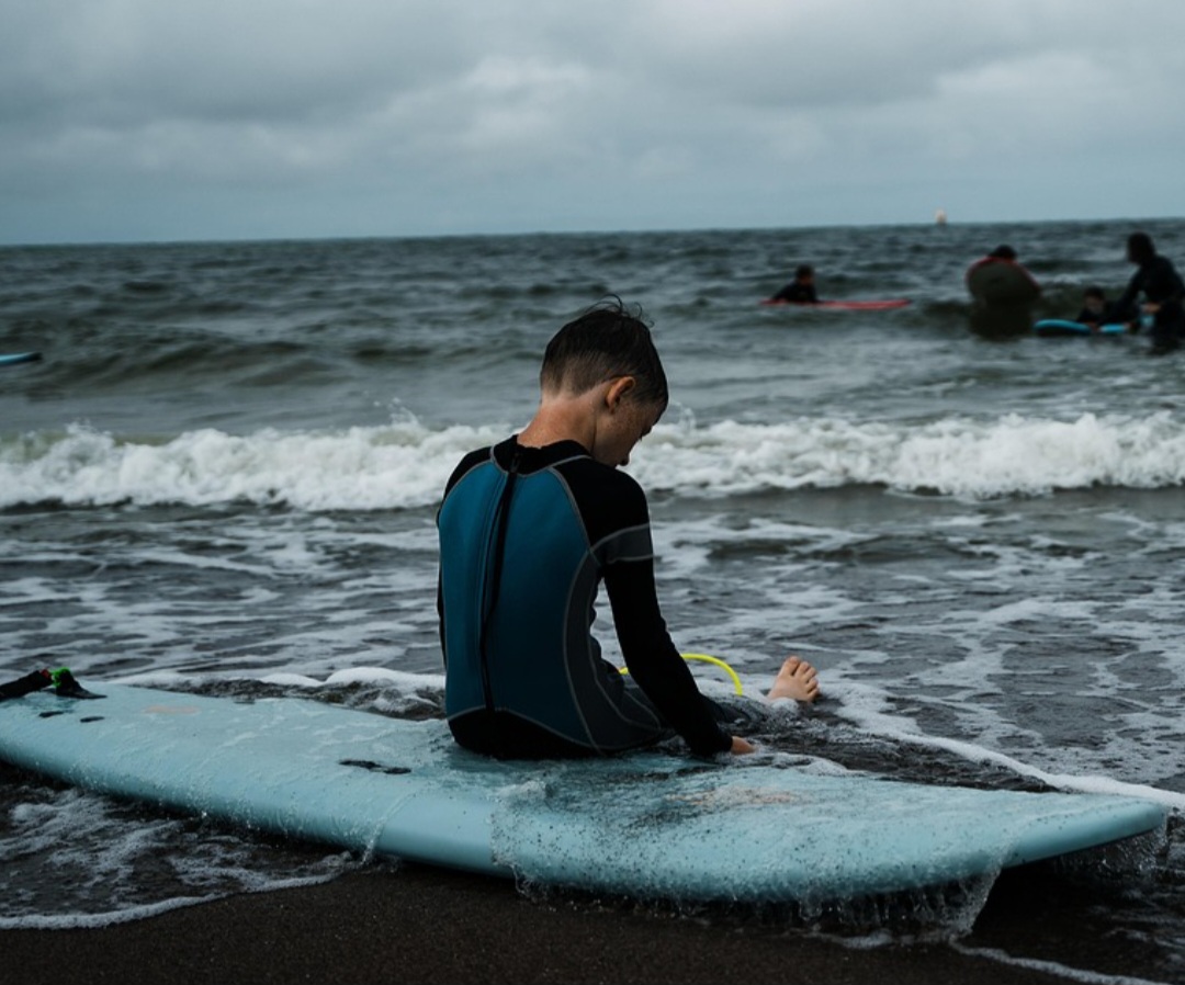 Diante disso, o surfe foi redescoberto e trazido para a Califórnia em 1885 por surfistas havaianos, tornando-se um esporte popular na região.