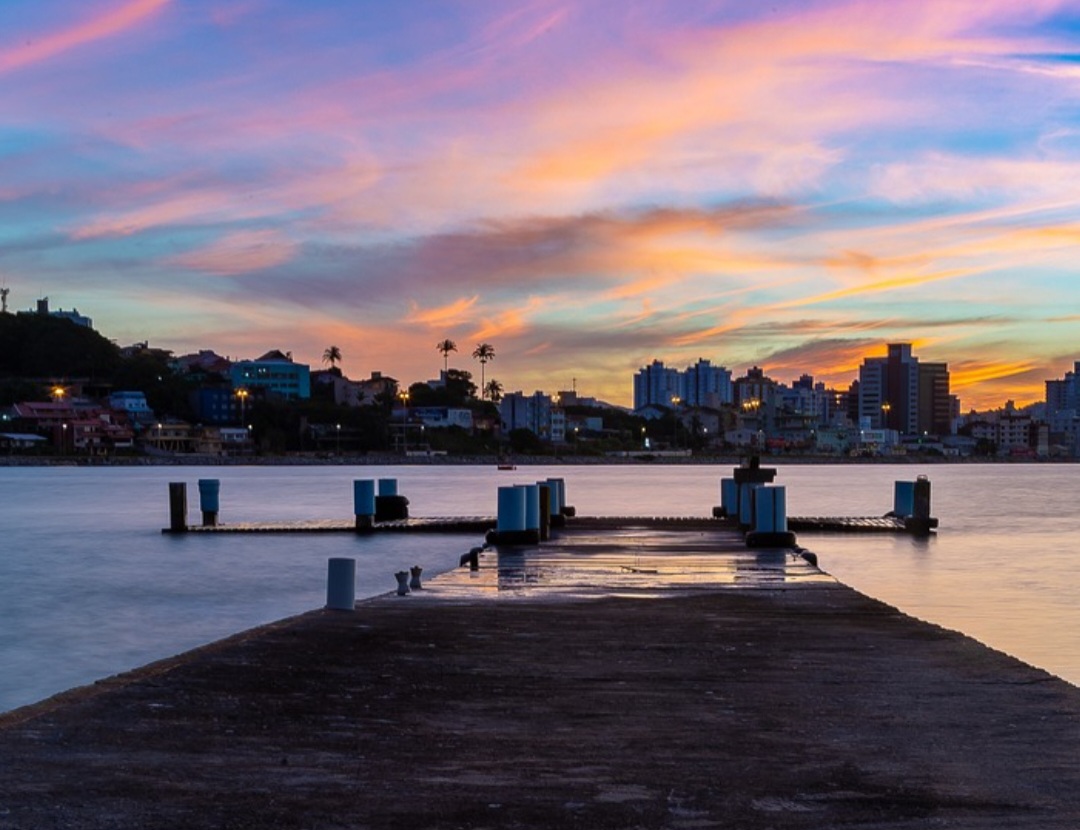 Outro ponto cada vez mais presente é a preocupação com a sustentabilidade. Projetos modernos buscam reduzir impactos ambientais, adotando materiais renováveis ou reciclados, técnicas construtivas menos agressivas e soluções que protejam a fauna e a flora locais.