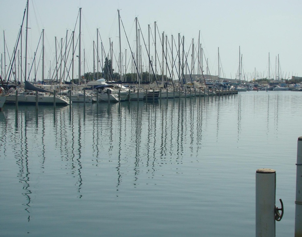 Por fim, o impacto social dos píeres vai além da função técnica. Eles costumam se tornar espaços de encontro, lazer e convivência, fortalecendo laços comunitários e valorizando a identidade local.
