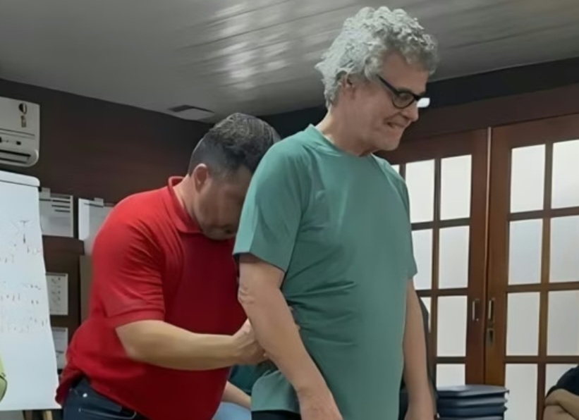 Há cinco meses, Carlinhos perdeu parte dos movimentos devido a uma doença autoimune que afetou sua locomoção. O dançarino enfrenta um tratamento após ser diagnosticado com bursite trocantérica bilateral e tendinite nos glúteos.