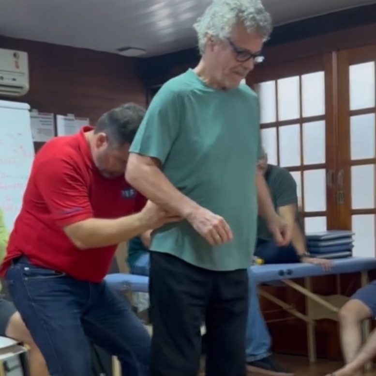 No video, com a ajuda de um profissional, Carlinhos conseguiu ficar de pé e dar alguns passos de samba. Ainda discretos e tímidos. Mas muito importantes para sua recuperação. A fisioterapeuta contou que foi uma grande alegria para todos. 