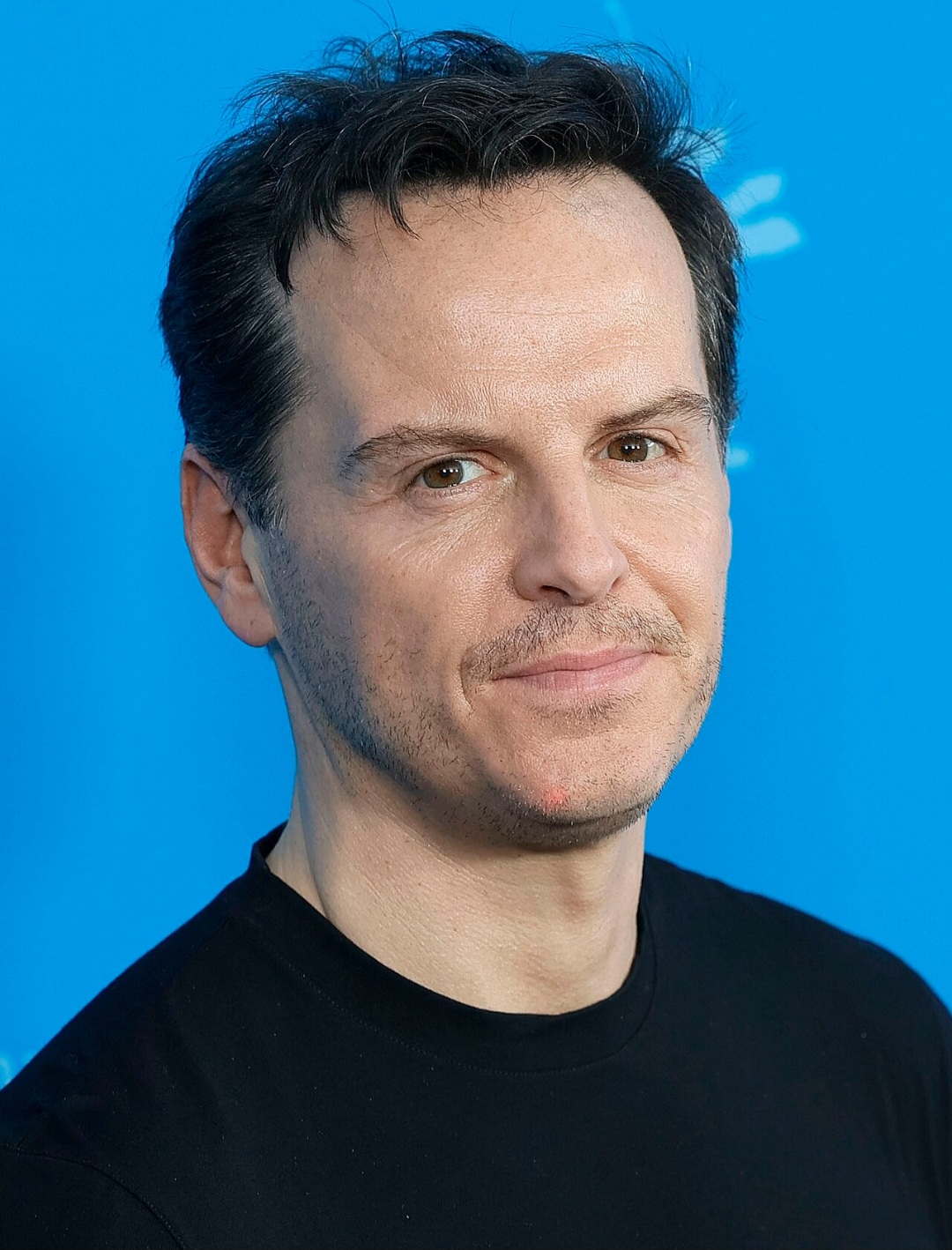 Andrew Scott – De Dublin, ganhou fama como o “sacerdote” de Fleabag e encantou a crítica com All of Us Strangers (2023). Dono de atuação sensível e carismática, é hoje um dos atores mais respeitados da Irlanda.