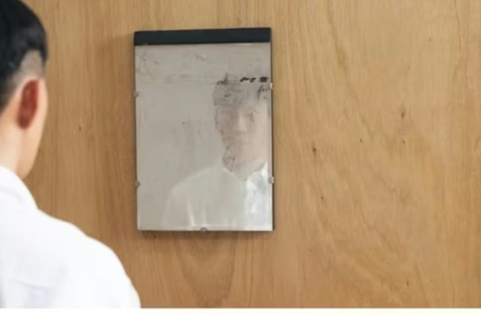 Estragou: Voluntário tenta tirar “poeira” de espelho em museu, mas era obra de arte