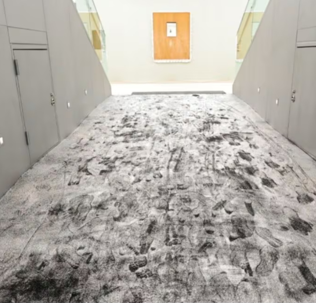 O espelho da instalação de Chen Sung-chih tinha 40 anos de poeira como parte da arte, segundo o Metro. A peça não pôde ser restaurada, e o museu avalia compensação com o artista e a seguradora. A instalação de Chen reúne espelhos antigos, tecidos e materiais de construção, e aborda temas como memória e transformação. 