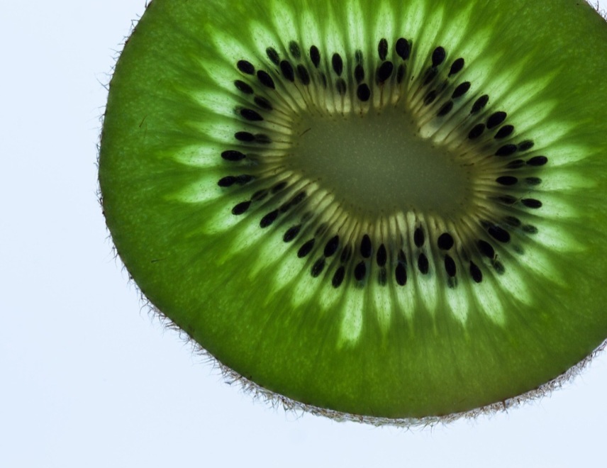 Um dos grandes atrativos do kiwi é seu valor calórico reduzido. Cem gramas da fruta fornecem apenas cinquenta e nove calorias, o que a torna interessante para quem busca controlar o peso corporal sem renunciar ao sabor.