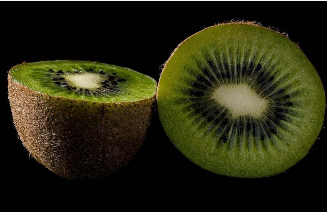 Além disso, o kiwi reúne fibras, vitamina C e diversos compostos bioativos, como polifenóis. Essas substâncias têm ação antioxidante e ajudam a evitar danos celulares ligados ao surgimento de doenças crônicas, inclusive problemas cardiovasculares.