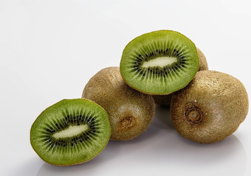 A quantidade de vitamina C é superior até à encontrada em frutas como a laranja. Esse nutriente atua na defesa do organismo, auxilia na produção de colágeno, contribui para a absorção do ferro presente nos alimentos e ajuda a manter a integridade de vasos sanguíneos.