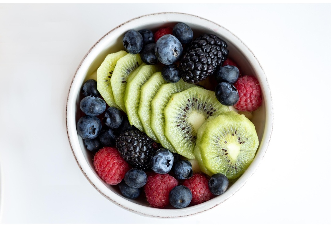 A fruta ainda contém ráfides, substâncias que reforçam seu efeito laxativo, o que pode ser útil para quem convive com constipação.