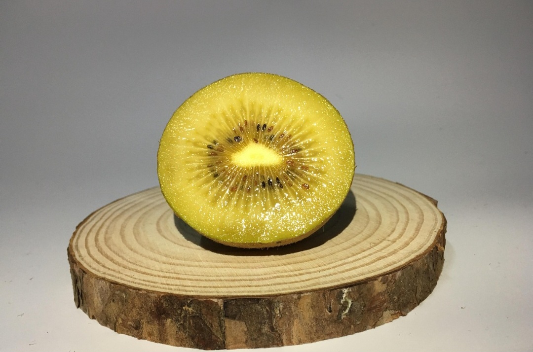 O kiwi pode ser consumido ao natural, logo após a remoção da casca, para manter ao máximo suas características nutricionais. A polpa cremosa combina doçura com leve acidez e pode ser saboreada pura ou incorporada a diferentes preparações