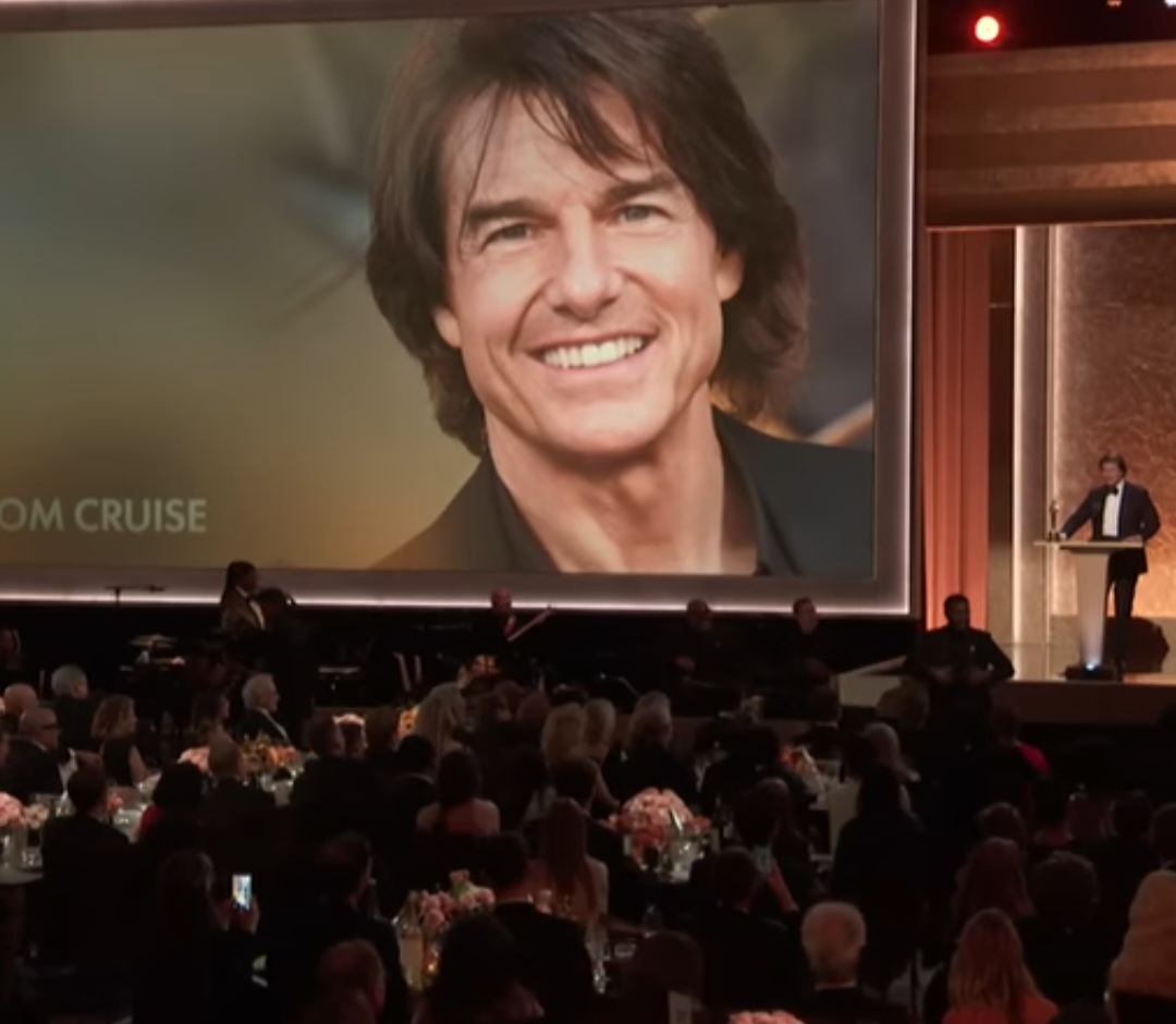 No discurso, o diretor brincou ao dizer que resumir quatro décadas de carreira seria uma “missão impossível”. A fala destacou a versatilidade do ator, reconhecido por seu comprometimento físico e emocional em cada projeto.