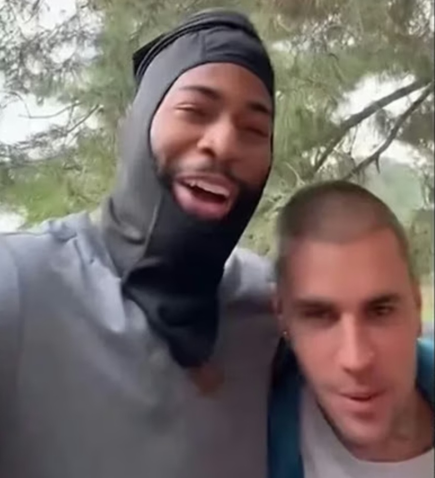 Na sequência das imagens, o motorista pergunta se o homem que o ajuda é realmente Justin Bieber, recebe a confirmação e os dois trocam declarações de “eu te amo, cara”. Na legenda, o autor relata que vivia um de seus piores dias e agradece ao cantor pela oração e pela energia positiva