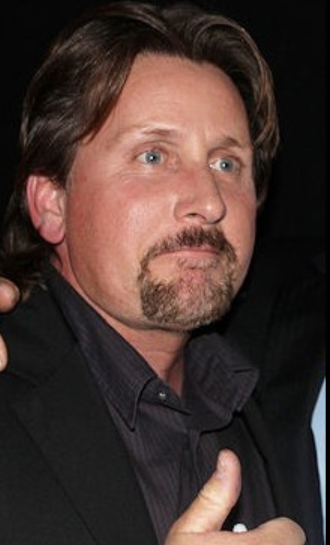 <p>Emilio Estevez – Nascido em Nova York em 12/5/1962, também descende de espanhóis pela linhagem paterna de Martin Sheen. Suas raízes vêm de imigrantes galegos que mantiveram tradições familiares.</p>
