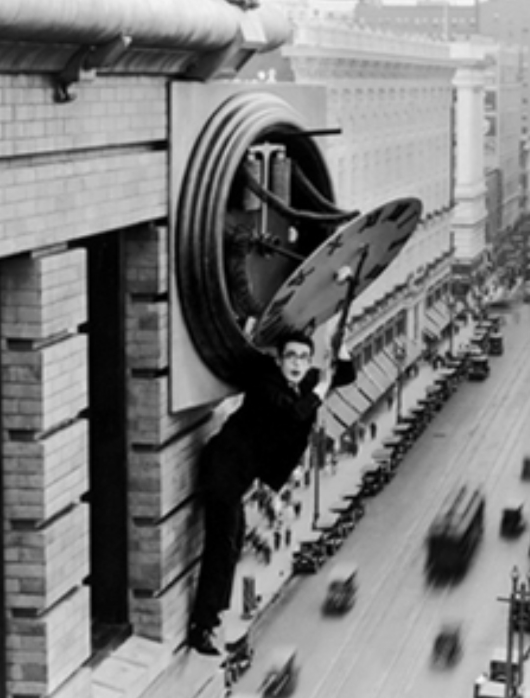 <p>Harold Lloyd – Nebraska, 20/4/1893 — Com energia e ousadia, marcou o humor de risco e situações extremas. Ficou célebre por “Safety Last!”. Morreu em 1971, aos 77 anos.</p>
