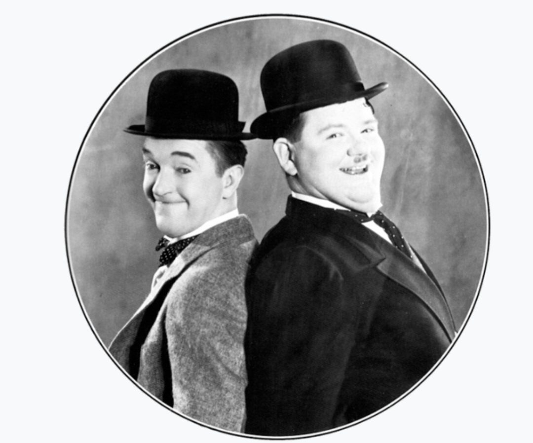 <p>Stan Laurel – Ulverston (Inglaterra), 16/6/1890, e Oliver Hardy – Geórgia (EUA), 18/1/1892 — A dupla uniu contraste físico, humor visual e timing impecável, criando algumas das cenas cômicas mais famosas da história. Estrelas de “O Gordo e o Magro” e dezenas de curtas de enorme sucesso mundial. Laurel morreu em 1965, aos 74 anos; Hardy em 1957, aos 65 anos.</p>
