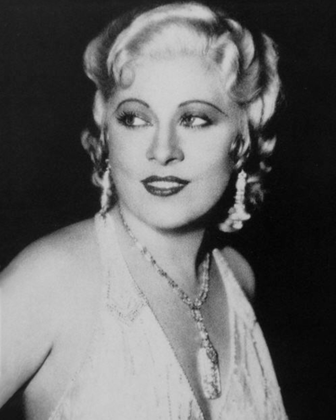 <p>Mae West – Los Angeles, 17/8/1893 — Sagaz e provocadora, usou humor afiado e charme para desafiar padrões no cinema. Brilhou em “She Done Him Wrong”. Morreu em 1980, aos 87 anos.</p>

