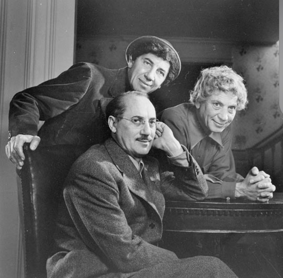 <p>Irmãos Marx — O trio formado por Groucho, Chico e Harpo uniu humor rápido, sátira, improviso e caos calculado, criando alguns dos momentos mais brilhantes da comédia americana. Juntos, marcaram filmes como “Uma Noite na Ópera” e “Os Irmãos Marx no Colégio”, influenciando gerações com seu estilo anárquico e inteligente.</p>
