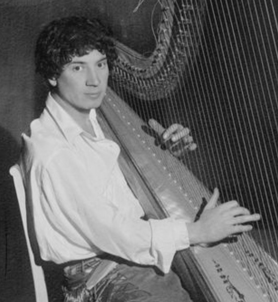 <p>Harpo Marx – Nova York, 23/11/1888 — Silencioso e caótico, criou humor baseado em expressão e nonsense visual. Brilhou ao lado dos irmãos em clássicos dos anos 1930. Morreu em 1964, aos 75 anos.</p>
