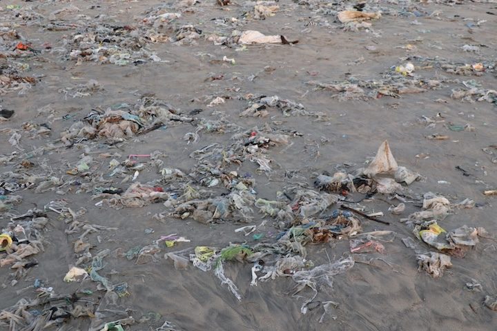 Como cada filme plástico pesa entre 1,4 e 2,7 gramas, o descarte geraria algo entre 360 e 700 toneladas por ano. -Freepik/wirestock