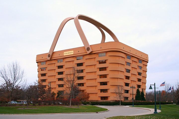 The Basket Building (Ohio, Estados Unidos): O antigo prédio-sede da Longaberger Company foi construído com o intuito de imitar um de seus produtos mais famosos: a cesta Medium Market Basket. A estrutura acabou se tornando um ícone da marca. 