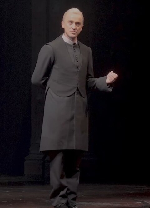 O vídeo do momento foi compartilhado no Instagram oficial da produção, registrando a reação calorosa dos espectadores. Pacientemente, o ator se manteve no papel no aguardo do fim dos aplausos para dar sequência à sua cena.